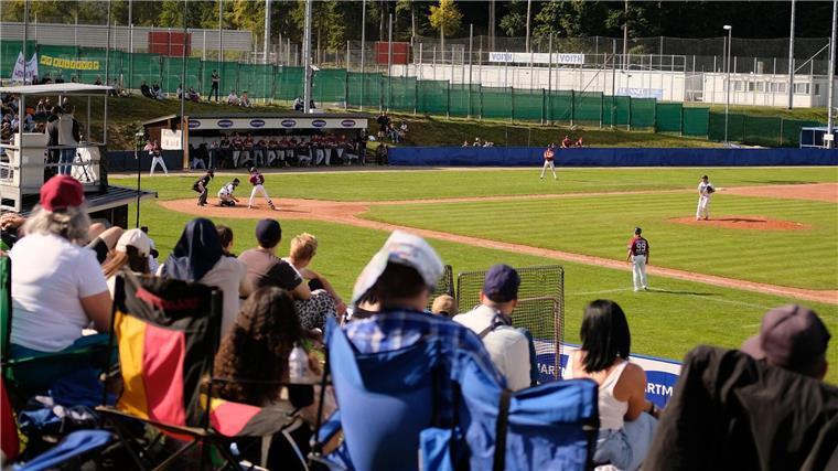 Im Heidenheimer „Ballpark“ nahmen viele Fans auf Campingstühlen Platz.