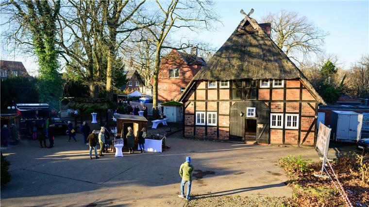 Josthof im Wiederaufbau - Weihnachtsmarkt macht Mut Im Heideort Salzhausen brannte 2017 ein Teil eines Reetdach-Ensembles ab. Als Hotel soll das Landgasthaus mit tausendjähriger Geschichte 2027 wieder eröffnet werden.