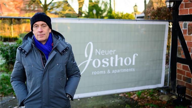 Josthof im Wiederaufbau - Weihnachtsmarkt macht Mut Im Heideort Salzhausen brannte vor sieben Jahren ein großer Teil eines Reetdach-Ensembles ab. Als Hotel soll das gediegene Landgasthaus mit tausendjähriger Geschichte 2027 wieder eröffnet werden.