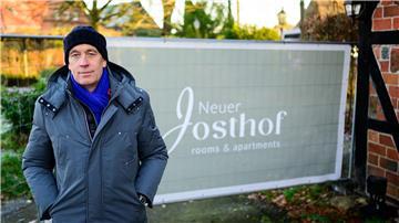 Im Heideort Salzhausen brannte vor sieben Jahren ein großer Teil eines Reetdach-Ensembles ab. Als Hotel soll das gediegene Landgasthaus mit tausendjähriger Geschichte 2027 wieder eröffnet werden.