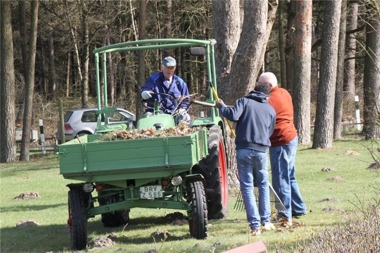 Ummelbad in Hepstedt: Freiwillige helfen vor dem Saisonstart Im Hepstedter Ummelbad kommen jedes Jahr große Mengen Laub zusammen. Die werden beim Frühjahsrputz von Freiwilligen weggeschafft.
