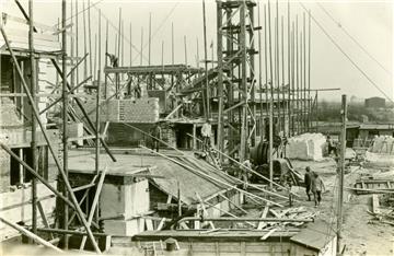 Im Herbst 1928 wurde mit den Vorbereitungen für den Bau der Humboldtschule begon...