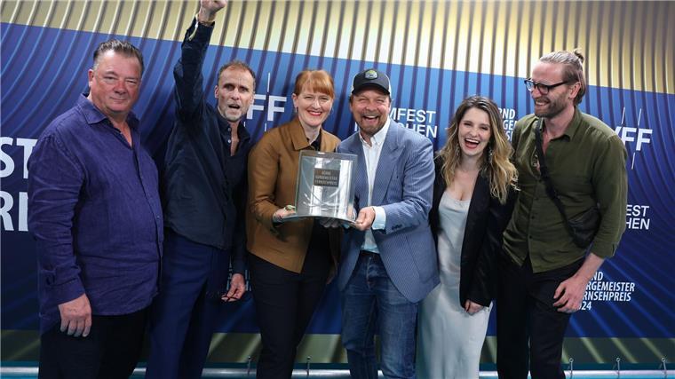 Im Herbst soll die Vampir-Serie „Love Sucks“ mit „Maxton Hall“-Star Damian Hardung in der ZDF Mediathek starten. Nun gab es dafür schon mal eine Auszeichnung. Auf dem Filmfest München bekamen die Produzenten Oliver Arnold, Artemis Kobra und Hannes Höhn den Preis als beste Serie. Am Mittwoch ist die Fantasy-Serie auf dem Festival schon mal vorab zu sehen.