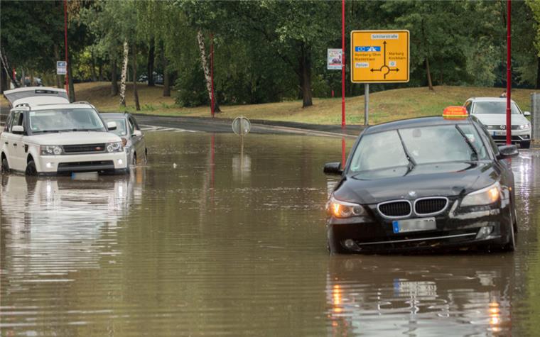 Wetterdienst warnt vor Unwetter in Bremen und Niedersachsen Im hessischen Stadtallendorf stehen Autos nach einem kurzen und starken Regenguss auf einer überfluteten Strasse. Die Regenmassen hatten ganze Straßenzüge geflutet, Gebäude standen im Keller ebenfalls unter Wasser.