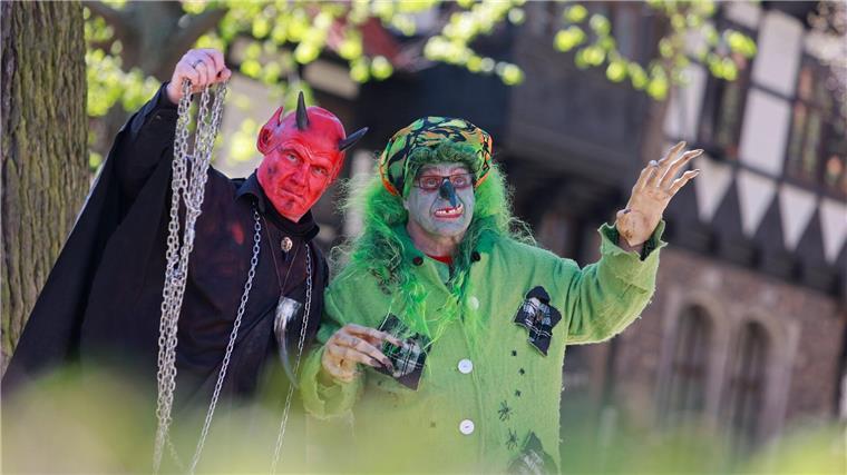 Mit Teufeln tanzen, Frühling begrüßen: Harz feiert Walpurgis Im Hexen- und Teufelskostüm stehen zwei Walpurgisbesucher in Wernigerode vor der Erstürmung des Rathauses im Stadtzentrum.