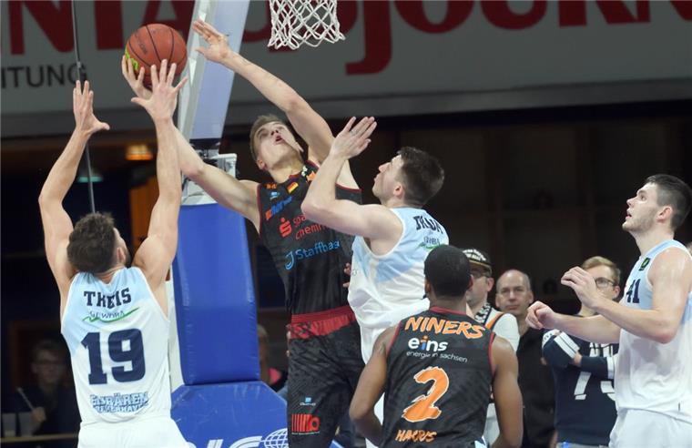 Eisbären wollen die Siegesserie der Chemnitzer beenden Im Hinspiel brachten die Niners Chemnitz (dunkle Trikots) den Eisbären die erste Saisonniederlage bei.