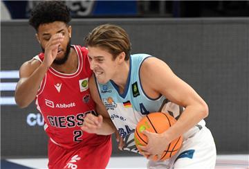 Im Hinspiel fertigten die Eisbären mit Lennard Larysz (rechts) die Gießener um Jordan Barnes mit 38 Punkten in der Stadthalle ab.