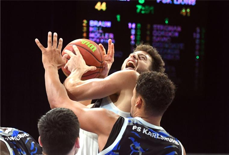 Im Hinspiel hatten Sid-Marlon Theis und die Eisbären gegen die Lions Karlsruhe mit 87:58 das bessere Ende für sich.