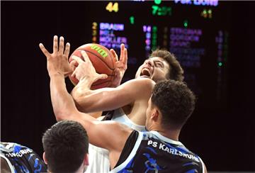 Im Hinspiel hatten Sid-Marlon Theis und die Eisbären gegen die Lions Karlsruhe mit 87:58 das bessere Ende für sich.