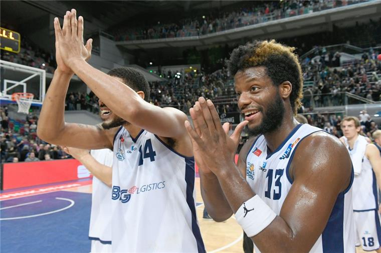 Im Hinspiel in Bremen hatten Ivan Elliott (links) und Quincy Diggs mit den Eisbären das bessere Ende im Nordderby für sich. Foto Scheer