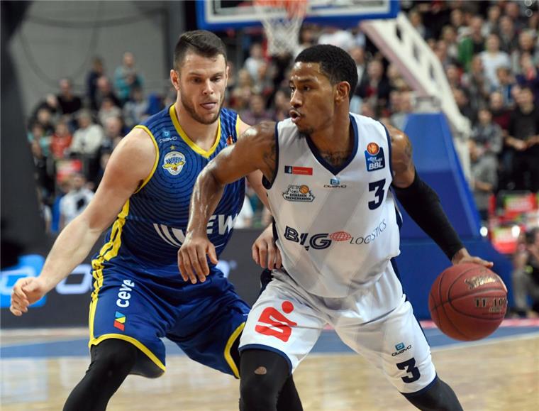 Im Hinspiel in Bremen war Karvel Anderson (rechts) noch der Matchwinner für die Eisbären. Beim Nordderby in Oldenburg war der Guard nicht zu sehen - im Gegensatz zu Chris Kramer (links). Foto Scheer