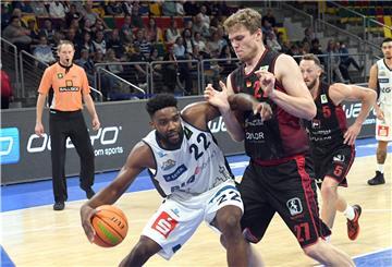 Im Hinspiel mussten die Eisbären mit DJ Laster (links) eine 83:94-Niederlage gegen die Artland Dragons aus Quakenbrück hinnehmen.