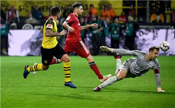 Im Hinspiel: Paco Alcacer (links) von Dortmund erzielt das 3:2 gegen Javi Martinez (Mitte) und Torwart Manuel Neuer von München. 