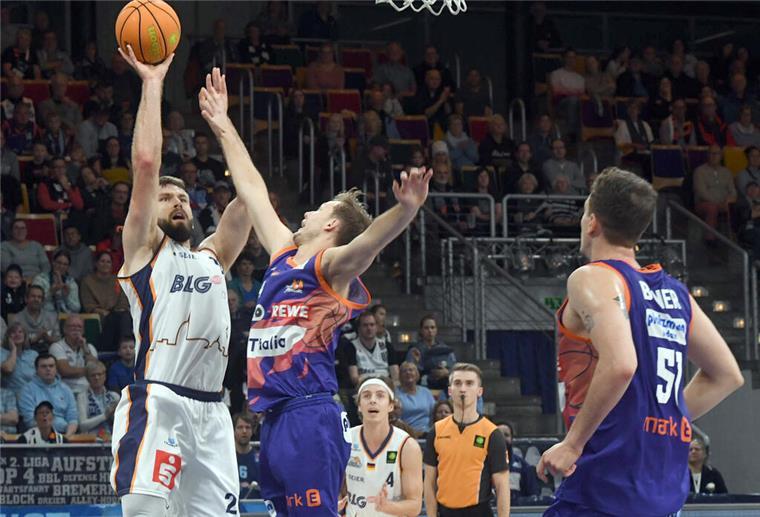 Auf die Eisbären Bremerhaven wartet in Hagen viel Arbeit Im Hinspiel unterlagen die Eisbären mit Hendrik Drescher (links) dem Topteam Phoenix Hagen.