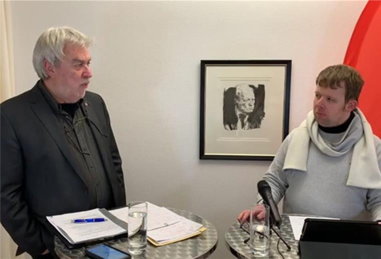 Bremerhaven: Stadtrat blickt auf Sozialbetrug zurück Im Hintergrund guckte Willi Brandt zu, wie Sozialstadrat Uwe Parpart (links) in der live auf Facebook übertragenen SPD-Sprechstunde Fragen beantwortete.