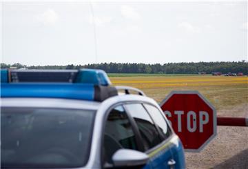 Im Hintergrund ist die Absturzstelle in Nordholz zu sehen.