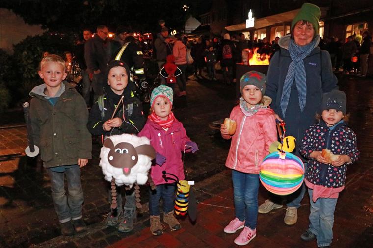Im Hintergrund lodert eine Feuertonne, überall sind Laternen zu sehen: Das Laternenfest in Zeven kommt bei Kindern und Erwachsenen an.