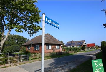 Im Hintergrund steht ein nicht genehmigtes Ferienhaus in der Robbenstraße in Tossens.