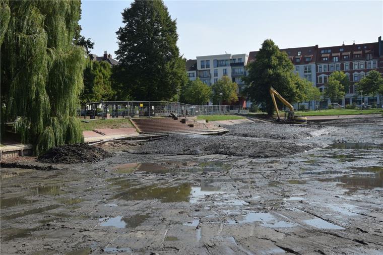 Im Holzhafen von Geestemünde soll jetzt erstmal das Wasser aus dem Schlamm ablaufen.