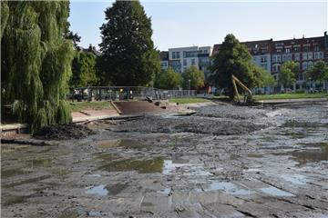 Im Holzhafen von Geestemünde soll jetzt erstmal das Wasser aus dem Schlamm ablaufen.
