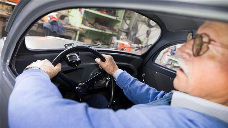 Ältester VW Käfer der Welt fährt wieder Im Innenraum ist für größere Menschen kaum Platz, die Beine unter das Lenkrad zu bekommen.