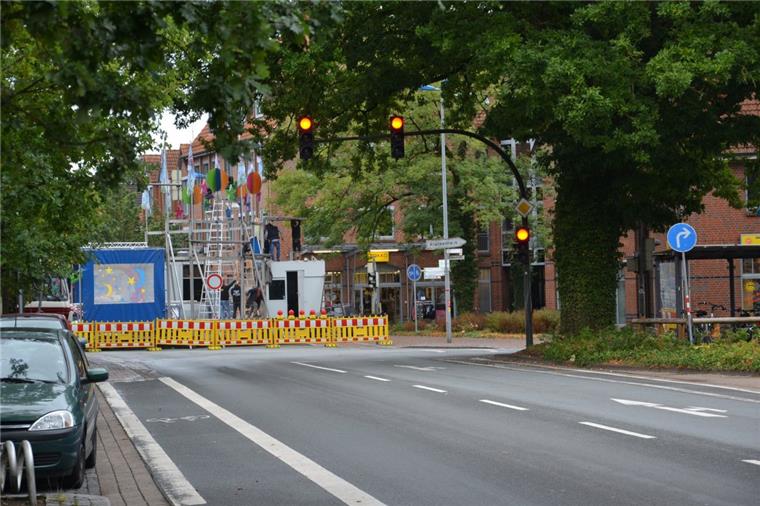 Stadtzauber in Zeven: Autofahrer müssen mit Sperrungen rechnen Im Innenstadtbereich in Zeven ist die Poststraße zwischen der Kreuzung Labesstraße/Bäckerstraße und Kivinanstraße bereits gesperrt.