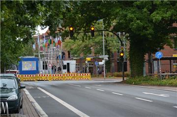Im Innenstadtbereich in Zeven ist die Poststraße zwischen der Kreuzung Labesstraße/Bäckerstraße und Kivinanstraße bereits gesperrt.