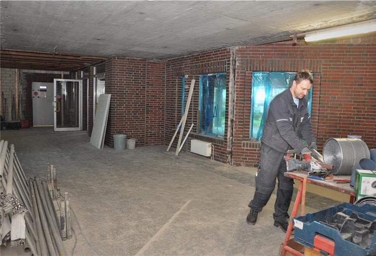 In der Nordenhamer Jugendherberge geht‘s voran Ein Mann arbeitet auf einer Baustelle.