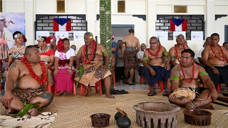 Ganz in Weiß: Charles und Camilla im Pazifikstaat Samoa Im Inselstaat Samoa gibt es viele alte Rituale.