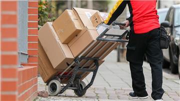 Im Internet häufen sich die Beschwerden über verantwortungslose Paketboten.