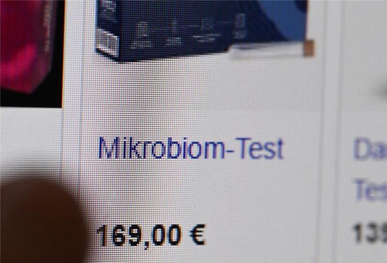 Ein Finger zeigt auf einem Computerbildschirm auf ein Internet Angebot eines Mikrobiom Selbsttest. Damit kann die Zusammensetzung der Darmflora getestet werden. (zu dpa: «Selbsttests für die Gesundheit - sinnvoll oder schädlich?»)