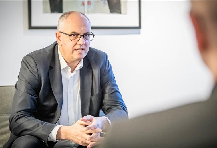 Bovenschulte verspricht Millionen für den Hafen in Bremerhaven Im Interview stellte Regierungschef Andreas Bovenschulte (SPD) klar, dass das Land kräftig in die Häfen investieren will. Aber eine Übertragung der Hoheitsrechte auf Bremerhaven gibt es nicht.