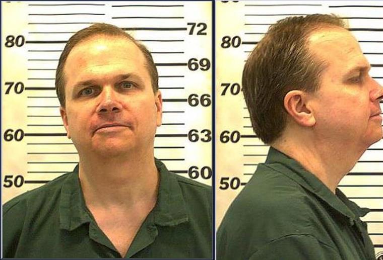 Im Jahr 1980 hat Mark Chapman John Lennon erschossen. Der Attentäter sitzt lebenslang in Haft.
