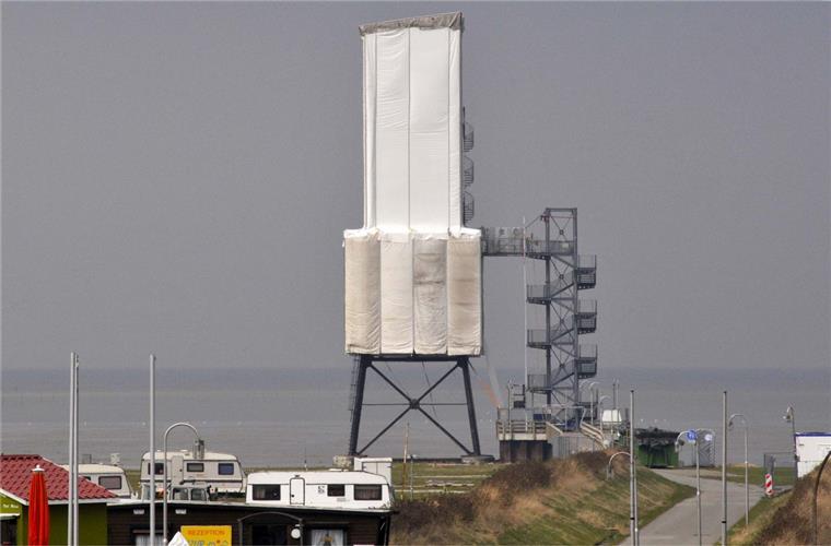 Wurster Nordseeküste: Leuchtturm Obereversand wird saniert Im Jahr 2010 ist bereits der obere Teil des eisernen Turmgestells vom Obereversand saniert worden. Jetzt ist der untere Teil an der Reihe.