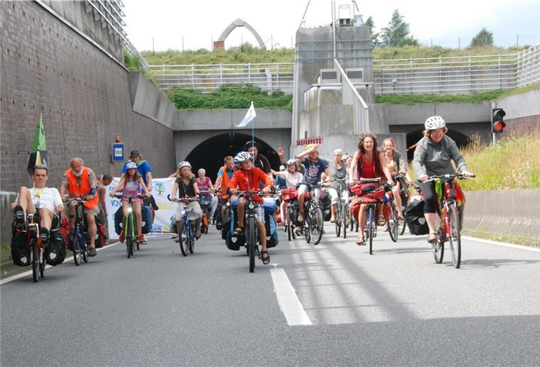 Landkreis verbietet Fahrraddemo durch den Wesertunnel Im Jahr 2016 genehmigte das Verwaltungsgericht Oldenburg eine Fahrraddemo durch den Wesertunnel. Jetzt geht es erneut vor Gericht.