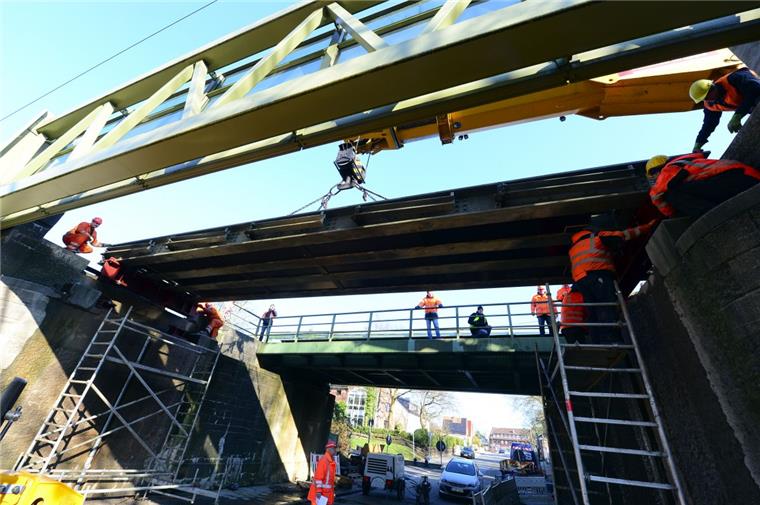Achtung: Unterführung Parkstraße in Speckenbüttel ist voll gesperrt Im Jahr 2016 wurde die Eisenbahnbrücke in Bremerhaven-Speckenbüttel bei einem Unfall beschädigt. Jetzt wird sie erneuert.