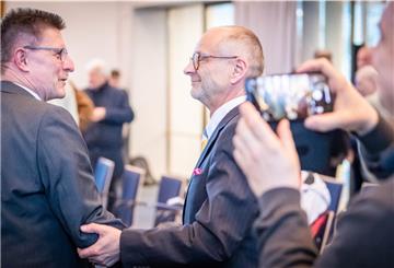 Im Januar beglückwünschte Peter Skusa (links) noch den neuen Baustadtrat Bernd Schomaker. Jetzt wird er selbst in den Magistrat wechseln. Foto: Hartmann
