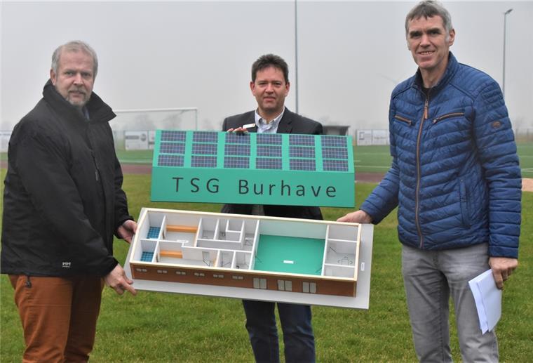 Grünes Licht für neues Vereinsheim der TSG Burhave Im Januar hatten der TSG-Vorsitzende Gerd Timmermann (rechts) und seine Vize Volker Bliefernich (links) zusammen mit Bürgermeister Axel Linneweber erstmals die Pläne für das neue Vereinsheim vorgestellt und dabei auch ein Modell des Gebäudes präsentiert.