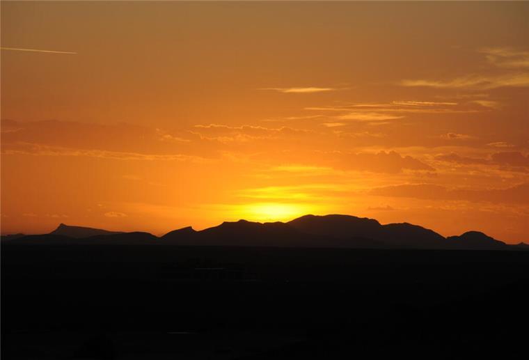 Längere Tage im Januar: Tageslicht nimmt spürbar zu PRODUKTION - 23.09.2024, Marokko, ---: Wenn die Sonne untergeht, wird es kalt in der Sahara. (zu dpa: «Rote Sonnenuntergänge und kalte Nächte») Foto: Finn Huwald/dpa - ACHTUNG: Honorarfrei nur für Bezieher des Dienstes dpa-Nachrichten für Kinder - Honorarfrei nur für Bezieher des Dienstes dpa-Nachrichten für Kinder +++ dpa-Nachrichten für Kinder +++