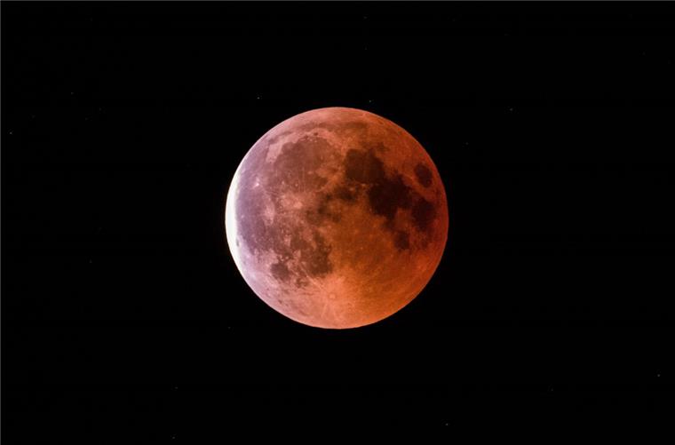 Auch über Bremerhaven: Totale Mondfinsternis für Frühaufsteher Im Juli 2018 gab es zuletzt eine Mondfinsternis mit "Blutmond".