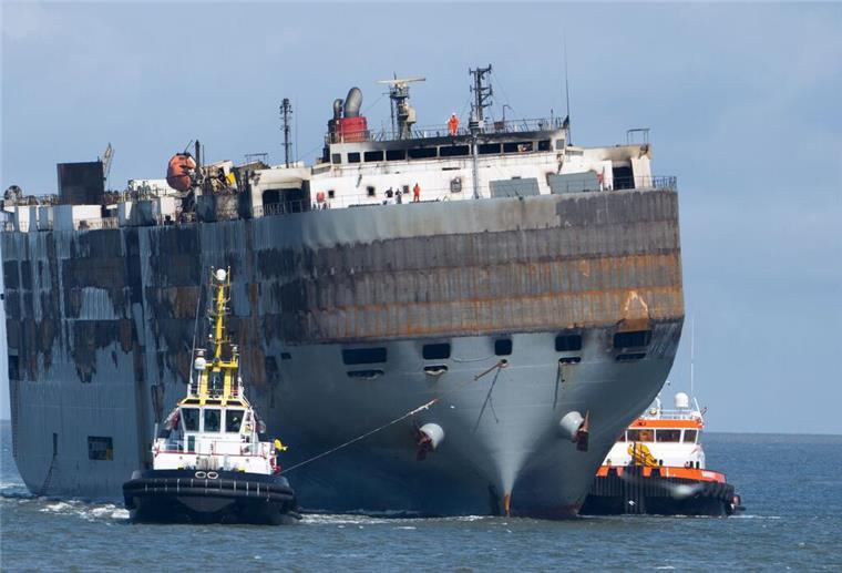 Die „Fremantle Highway“ heißt nun „Floor“: Wie es um den Autofrachter steht Schlepper ziehen den schwer beschädigten Autofrachter "Fremantle Highway" in den Hafen. Heute hat die "Fremantle Highway" einen neuen Namen. Sie heißt nun "Floor".