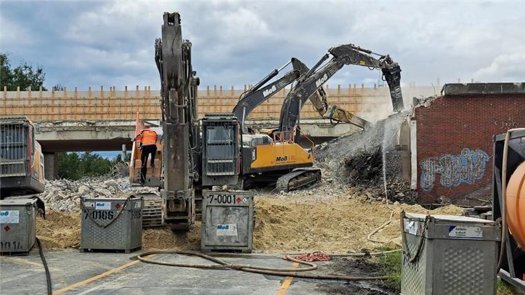 Brücken-Abriss: Wichtige Verkehrsader bei Bremerhaven wird wieder gesperrt Schwere Maschinen reißen eine Autobahnbrücke ab