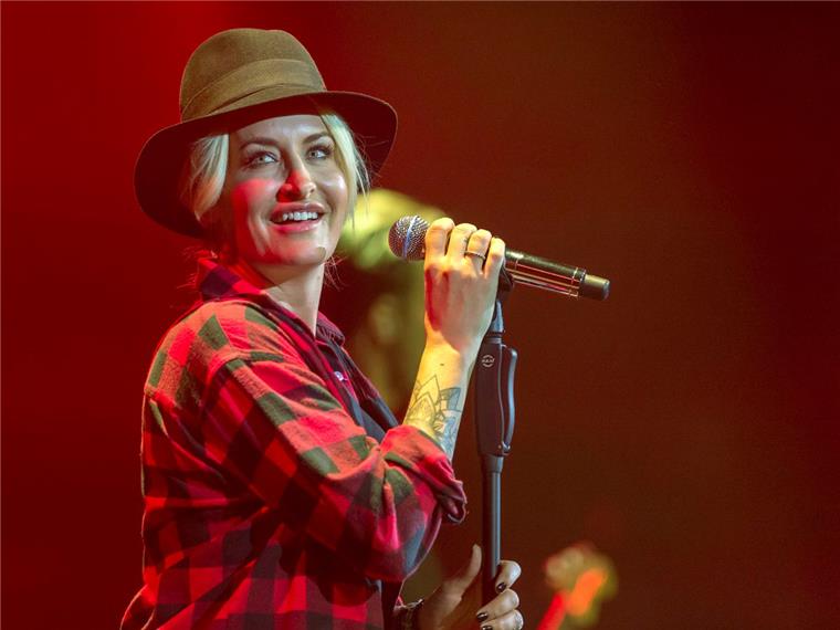 Die Highlights des Jahres: Das ist 2018 in Bremerhaven los Im Juli ist der Auftritt von Sarah Connor ein Highlight auf der Open-Air-Bühne der Stadthalle. Am 28. Juli macht sie im Rahmen ihrer Tour zum Album "Muttersprache" Halt in Bremerhaven.