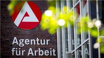 Im Juli ist die Zahl der Arbeitslosen im Vergleich zum Vormonat, wie saisonal üblich, leicht angewachsen.