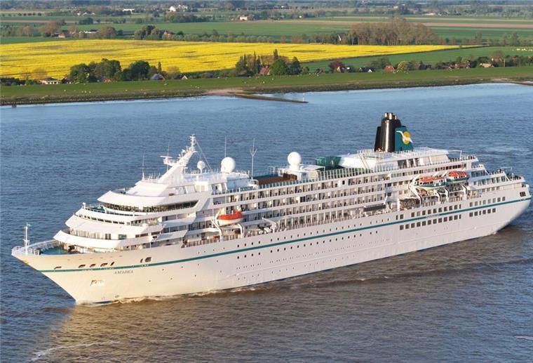 Zwei Traumschiffe machen in Bremerhaven fest: Das erwartet Kreuzfahrt-Fans im Juni Die Amadea fährt übers Wasser. Das Traumschiff macht im Juni in Bremerhaven fest.