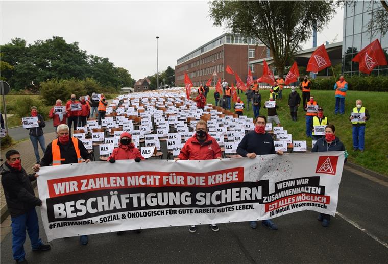 PAG: 1170 Stühle als Zeichen des stillen Protests Im Kampf für den Erhalt der Arbeitsplätze bei Premium Aerotec in Nordenham setzen die Mitglieder der IG Metall und des PAG-Betriebsrats ein symbolisches Zeichen.