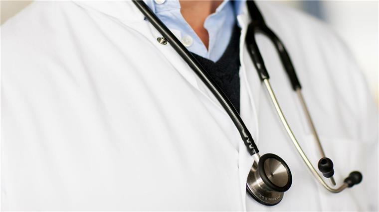 Im Kampf gegen den Ärztemangel auf dem Land will Niedersachsen sogenannte Physical Assistents ausbilden. (Symbolbild)