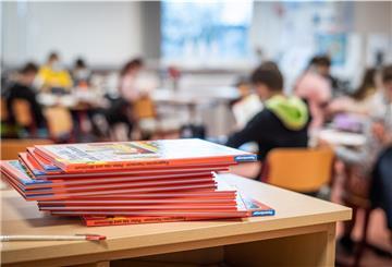 Im Kampf gegen den Lehrermangel in Bremerhaven ist noch Luft nach oben. Die Lehrergewerkschaft fordert mehr Studienplätze und bessere Arbeitsbedingungen.