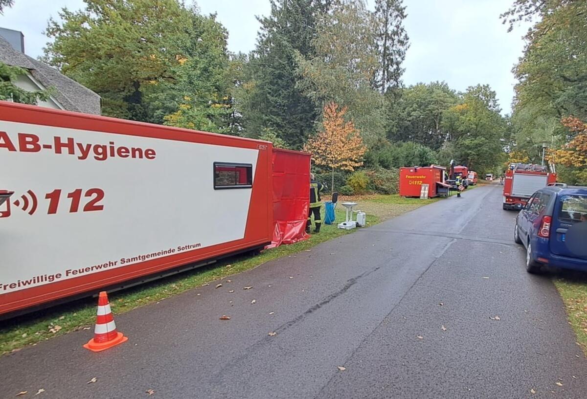 Holzhaus in Hellwege brennt vollständig nieder – 50 Kräfte im Einsatz Neue Container an der Einsatzstelle
