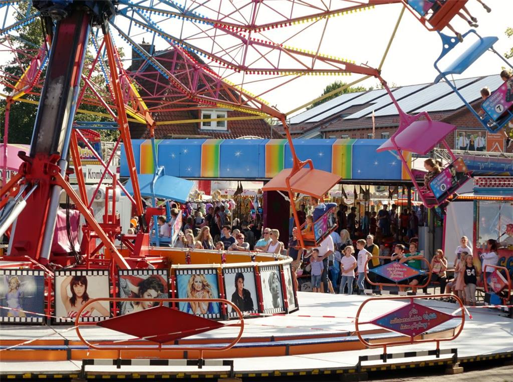 Im Karussell geht es hoch hinaus. Herbstmarkt in Beverstedt. Foto: Heins